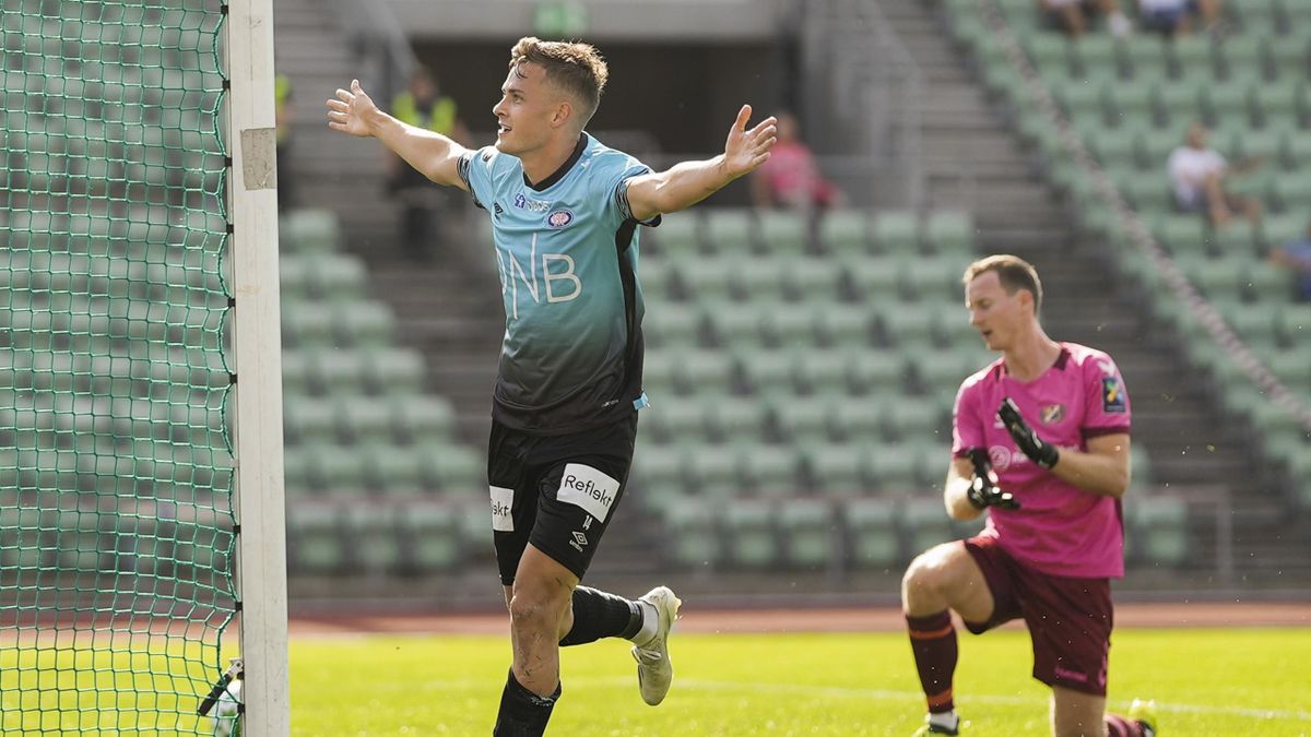 Vålerengas Henrik Udahl jubler etter 0-3 målet under NM-kampen i fotball mellom Lyn og Vålerenga på Bislett stadion.