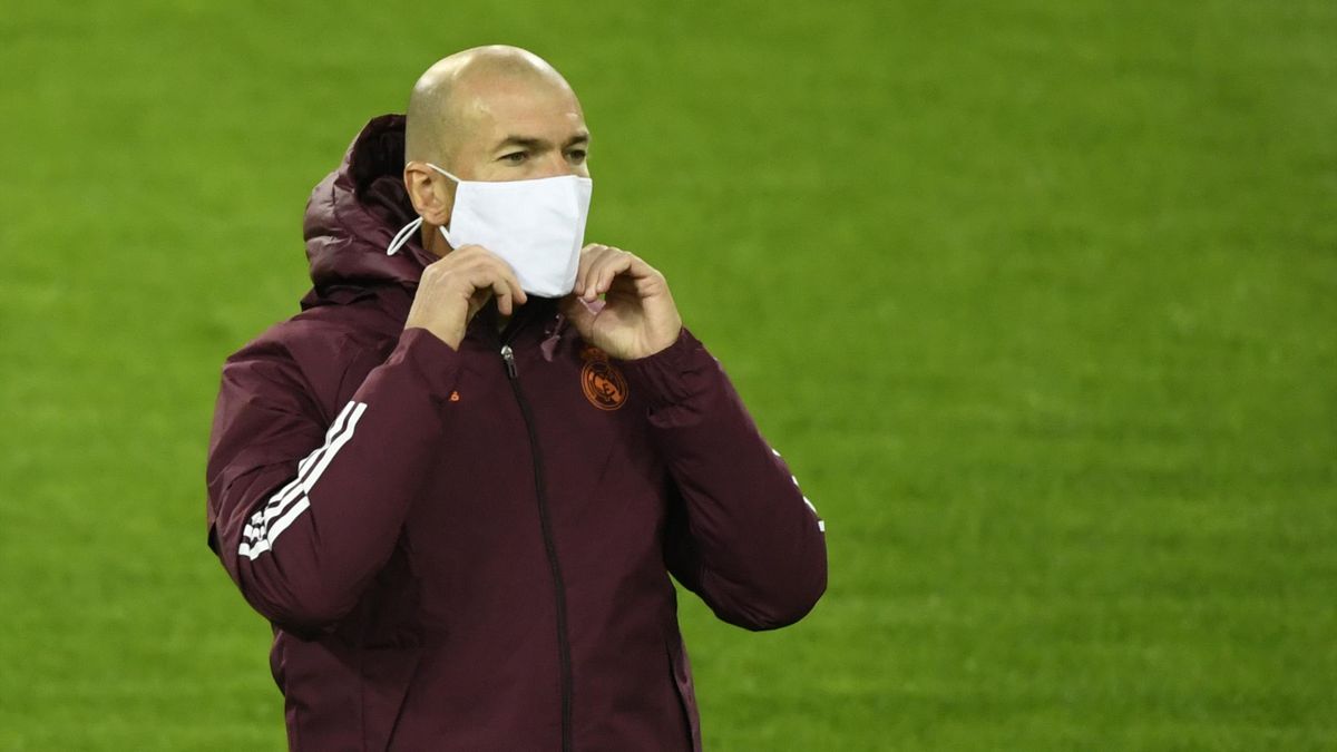 Zinedine Zidane, con mascarilla, dirige un partido del Real Madrid