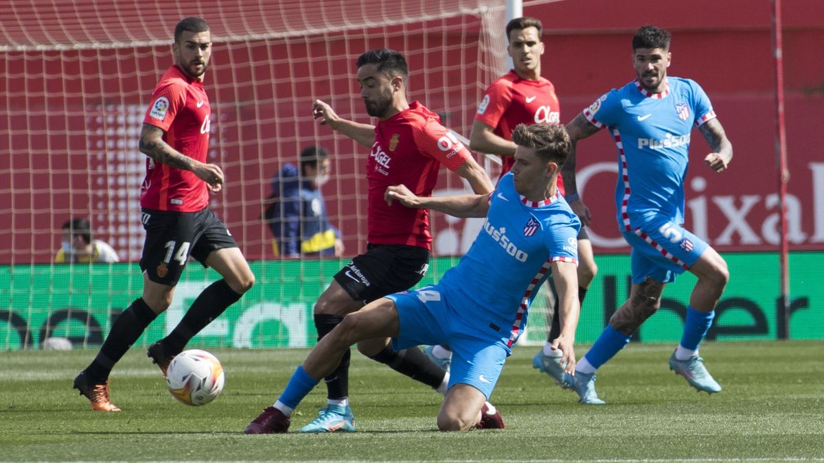 Jaume Costa y Llorente luchan por un balón en el Mallorca-Atlético