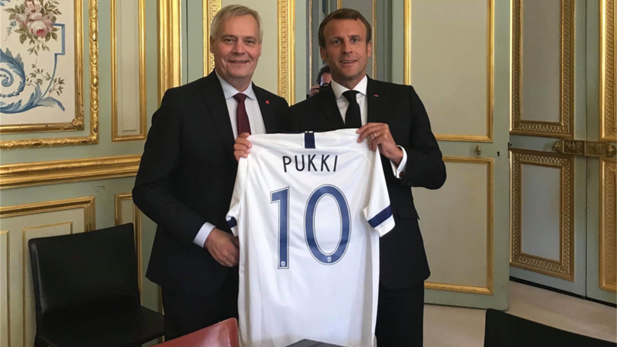 Macron a primit tricoul lui Teemu Pukki