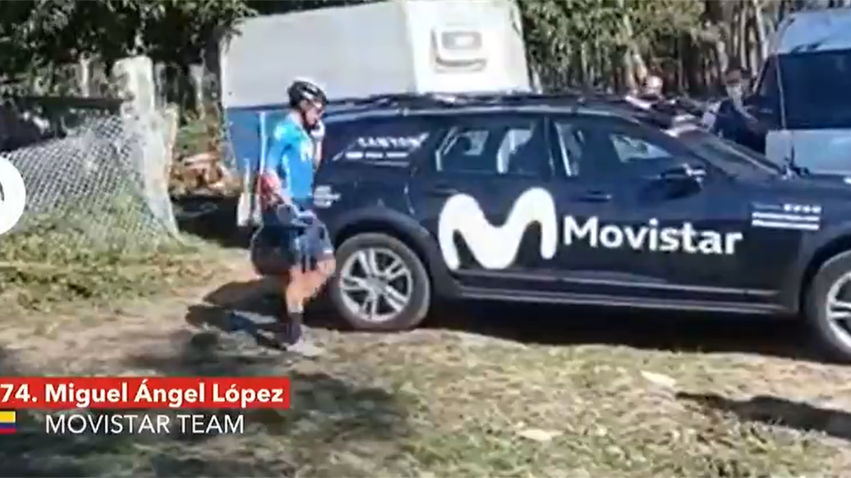 Superman López abandona hablando por un teléfono móvil la Vuelta a España 2021
