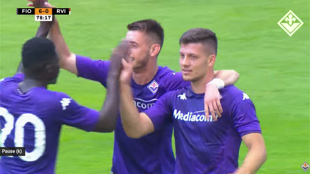 Jovic celebra un gol en su primer partido con la Fiorentina