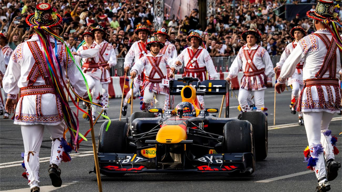 Peste 50 de mii de oameni au participat la Red Bull Racing Show Run în ...