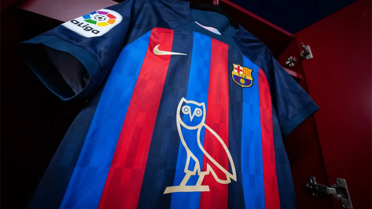 La camiseta del Barça cambia para el lucirá el emblema del cantante Drake - Eurosport