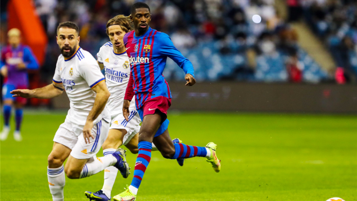 Dani Carvajal (Real Madrid) y Ousmane Dembélé (FC Barcelona) pugnan por el balón en la Supercopa de España