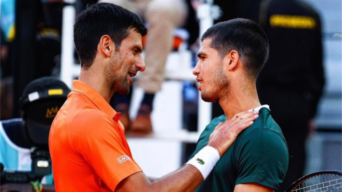Djokovic y Alcaraz se saludan tras la semifinal del Mutua Madrid Open - El serbio regaló un comentario de elogio al joven tenista murciano en su cuenta de Twitter