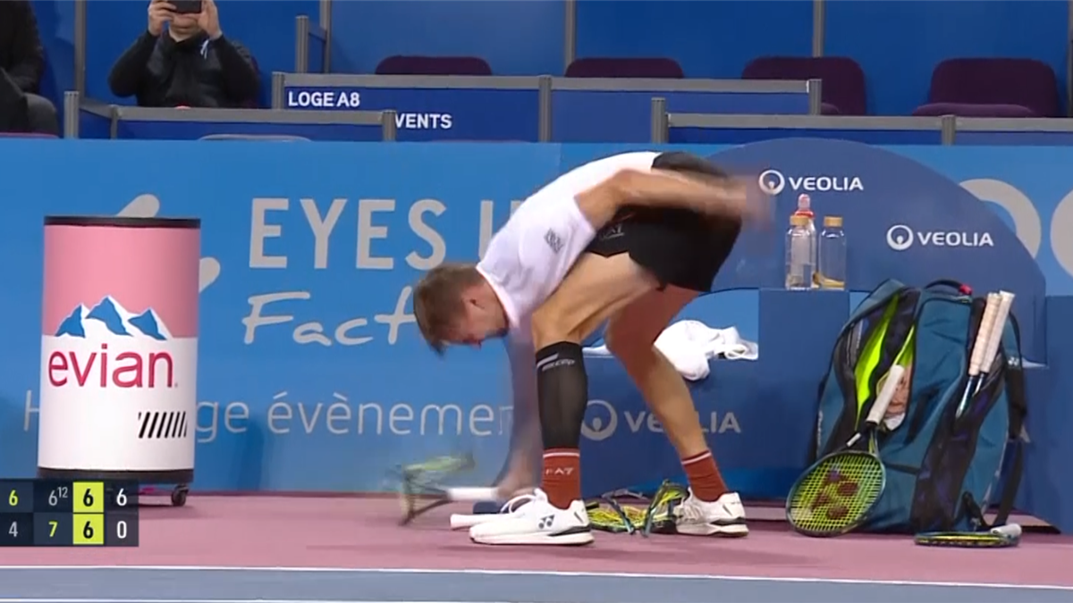 ATP Montpellier | Boze Alexander Bublik slaat drie rackets achterelkaar ...