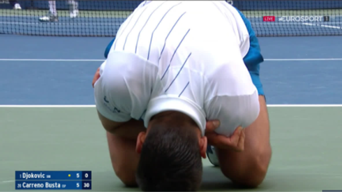 La caduta di Djokovic: infortunio alla spalla prima della squalifica