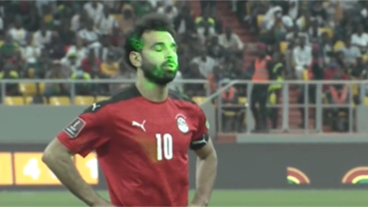Mo Salah antes de tirar su penalti ante Senegal.