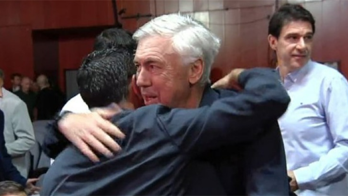 El abrazo entre Ancelotti y Xavi en la reunión de entrenadores