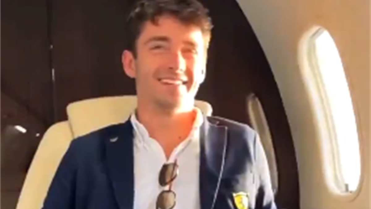 Charles Leclerc in volo verso Baku, Instagram Carlos Sainz