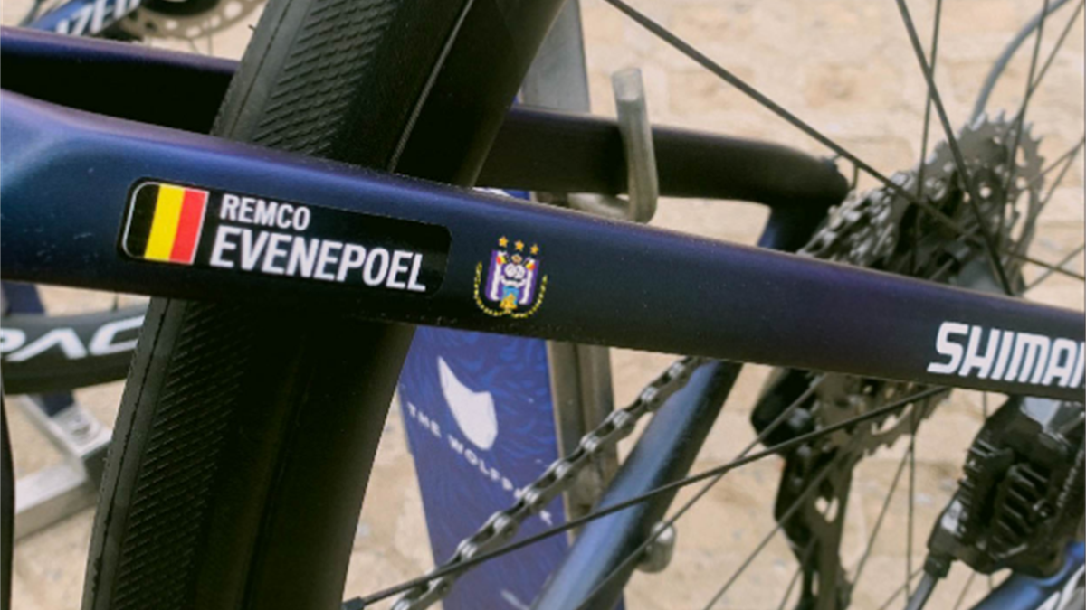 El escudo del Anderlecht en la bicicleta de Remco Evenepoel