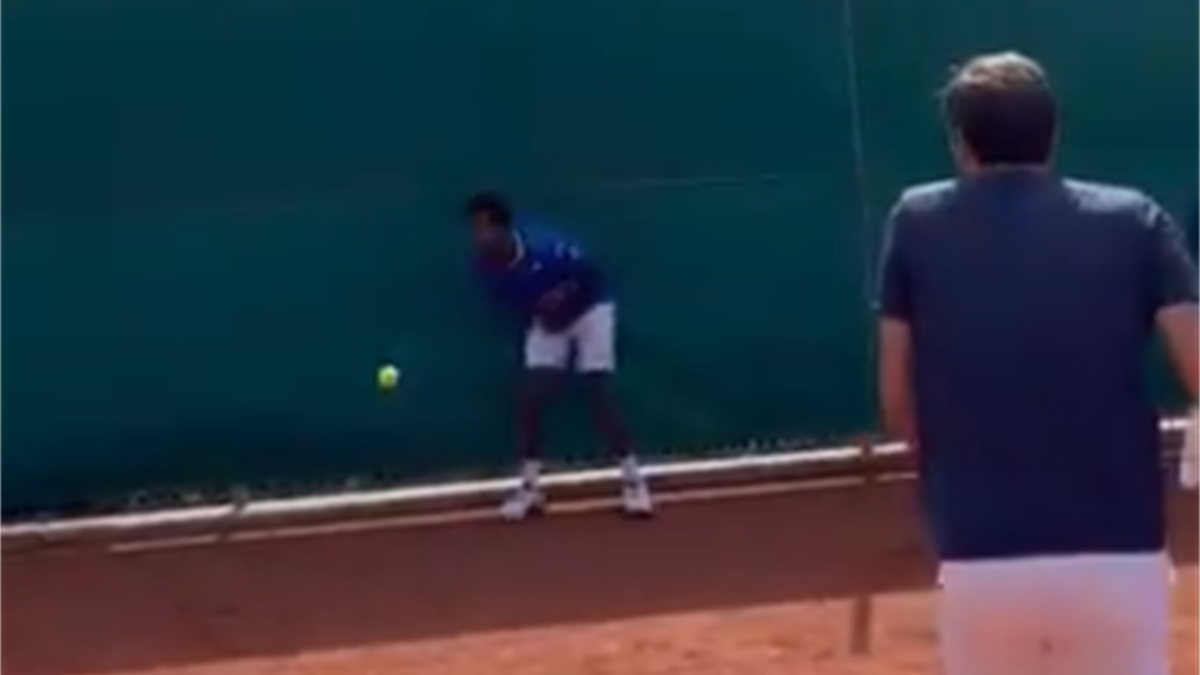 Roger Federer Trifft Gael Monfils Im Training An Dessen Schmerzhaftester Stelle Eurosport