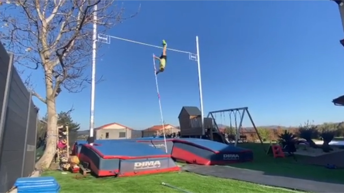 Olympiasieger Renaud Lavillenie Uberspringt 5 61m Im Eigenen Garten Eurosport