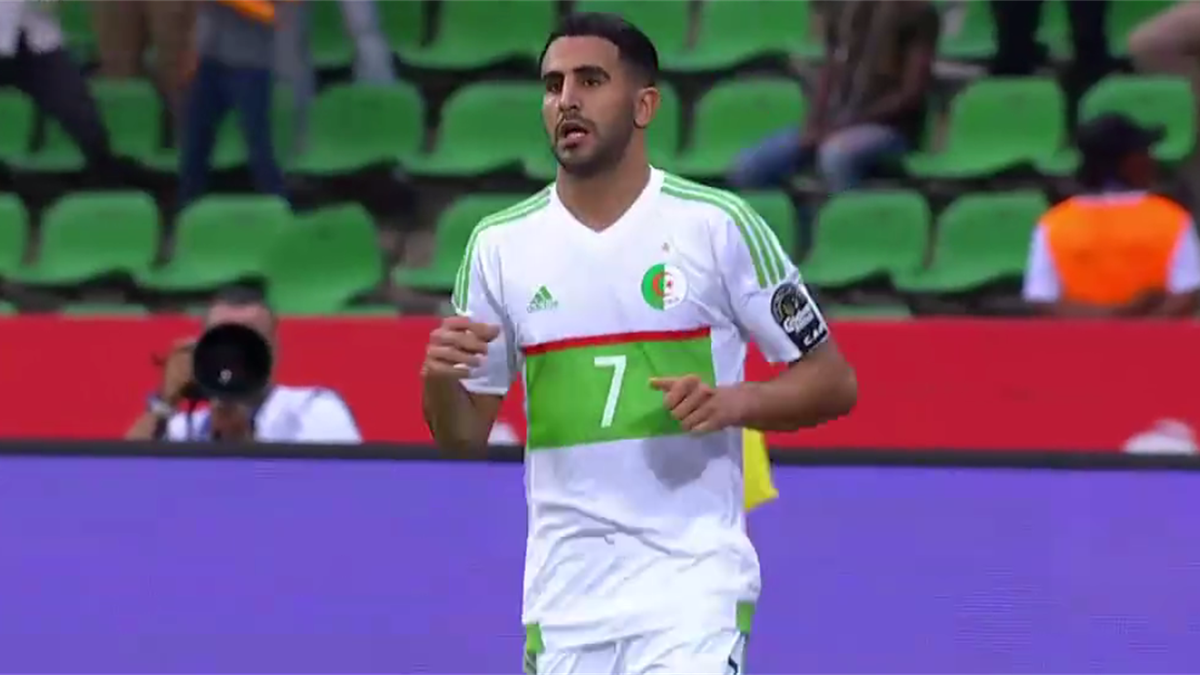 Riyad Mahrez a frappé le premier pour l'Algérie contre le Zimbabwe.