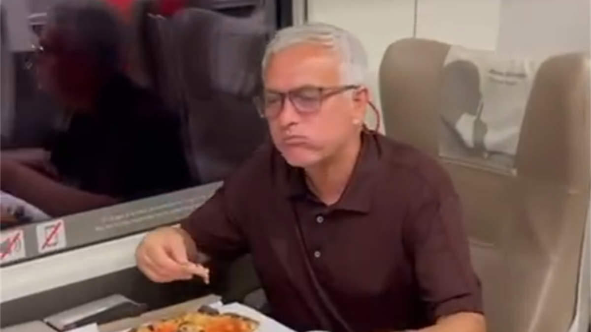 Mourinho e la pizza sul treno dopo Salernitana-Roma del 2021-22