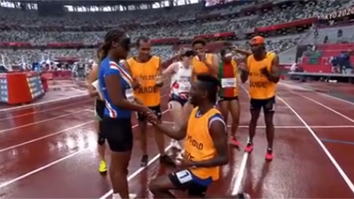 La velocista paralímpica de Cabo Verde Keula Pereira Semedo recibió una propuesta de matrimonio de su guía sobre la pista del Estadio Olímpico de Tokio