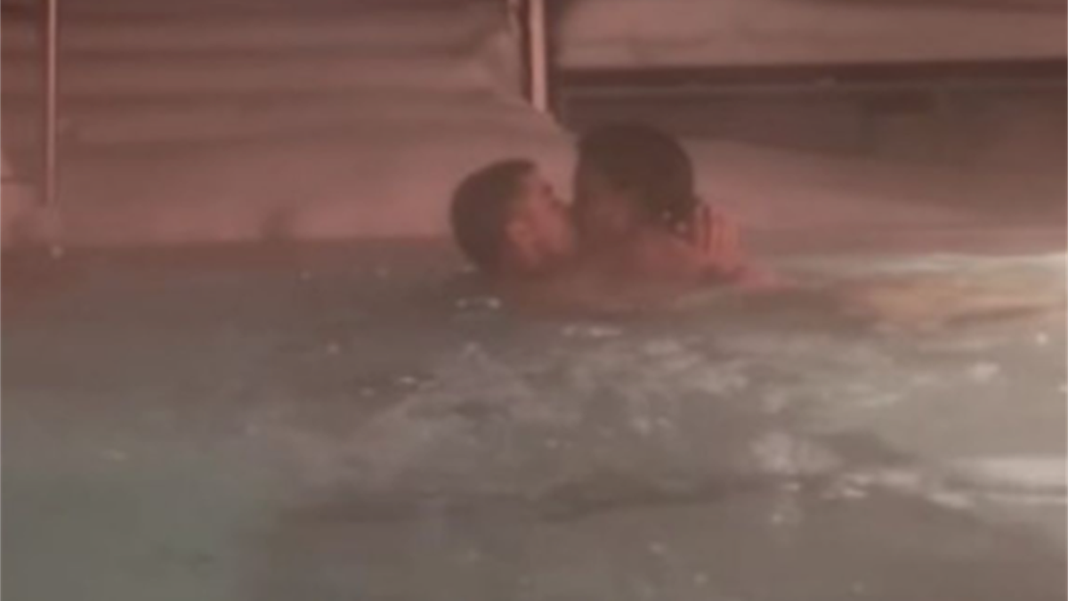 Cristiano Ronaldo e Georgina Rodriguez immortalati in piscina a Courmayer in mezzo alla neve in un video su Instagram