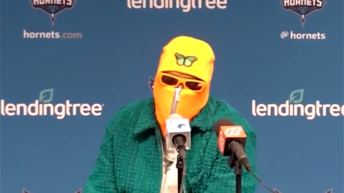 Terry Rozier degli Charlotte Hornets "mascherato" in conferenza stampa