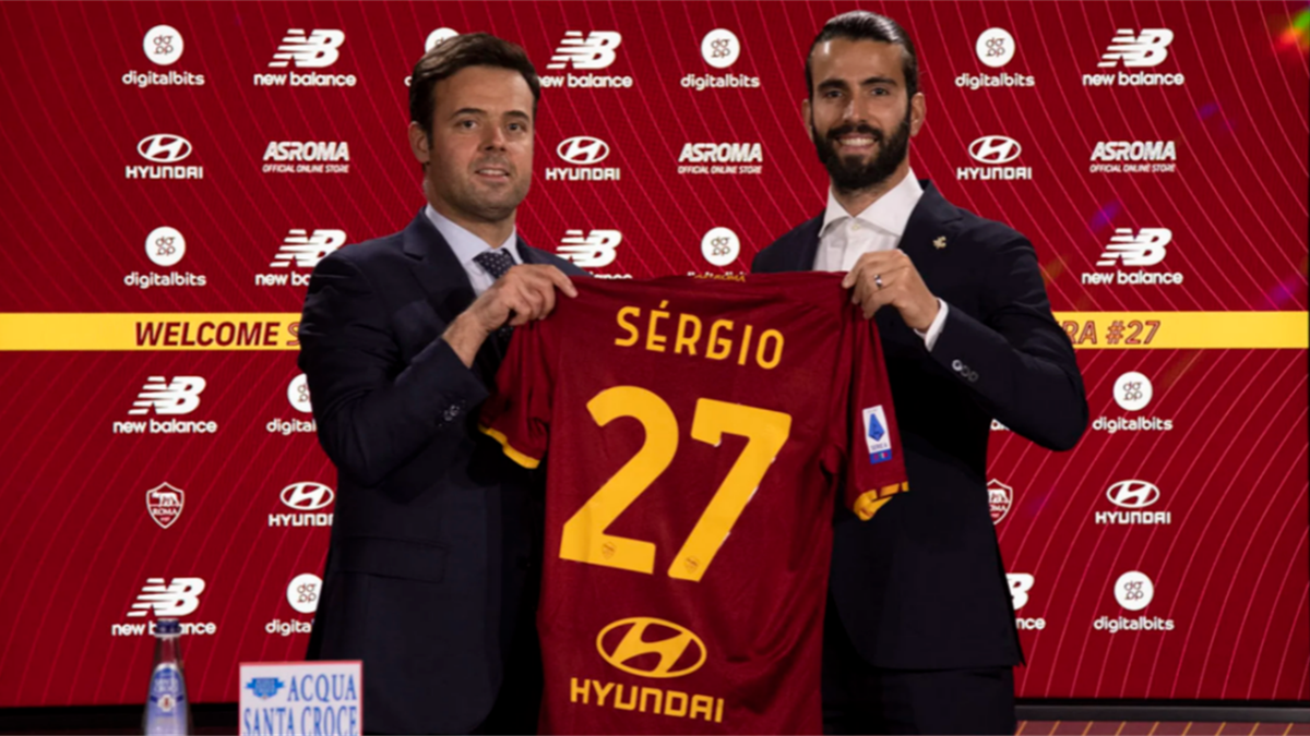 Sergio Oliveira con la maglia della Roma (crediti: sito ufficiale ASRoma)