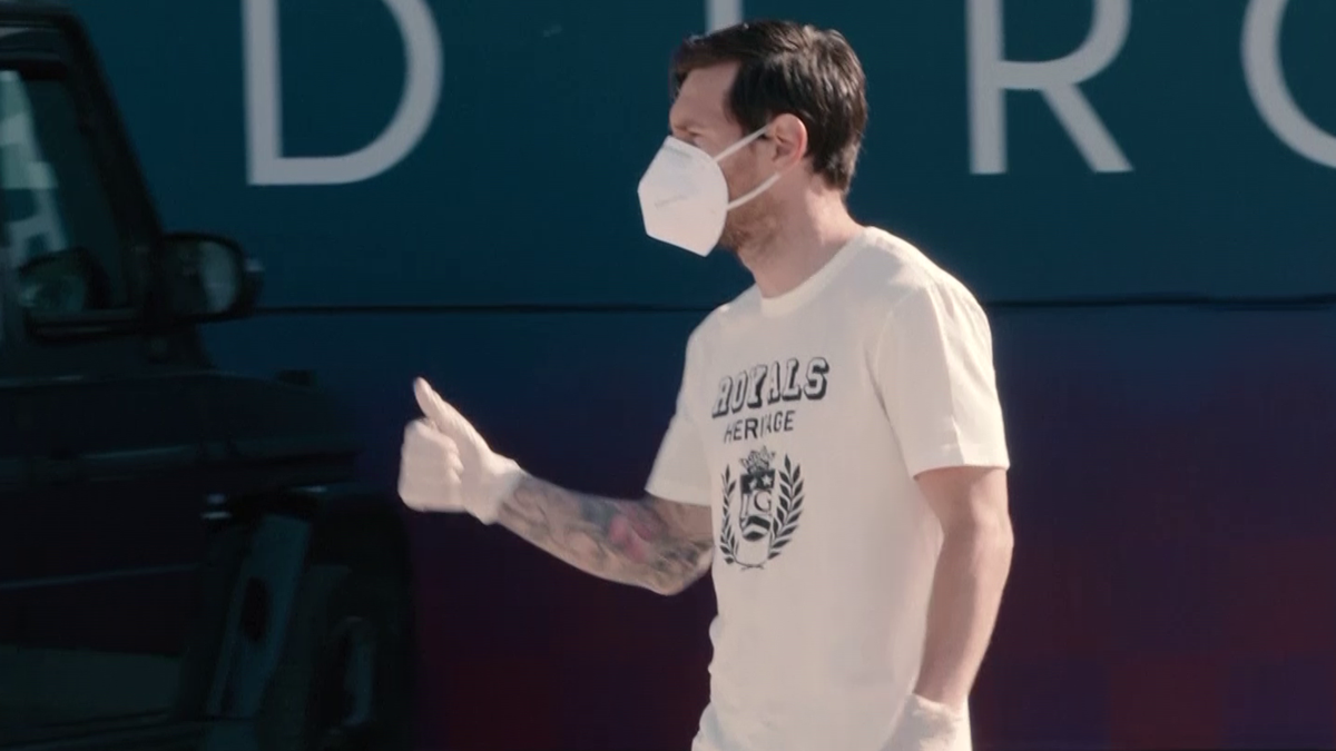 Leo Messi arriva al centro sportivo per le visite mediche con guanti e mascherina