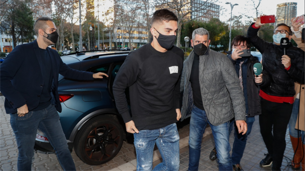 Ferran Torres llega al Hospital de Barcelona para pasar la revisión médica con el FC Barcelona