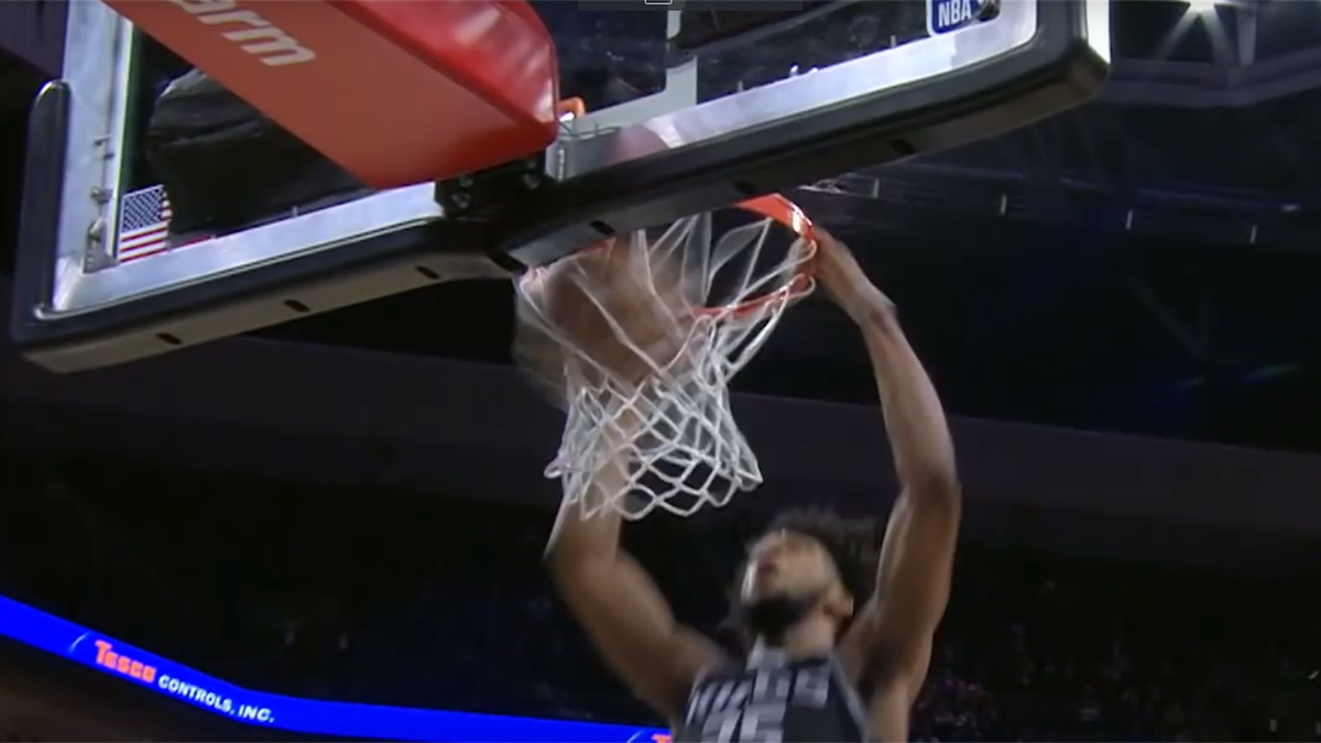 La giocata della notte alleyoop e schiacciata 360° di Marvin Bagley