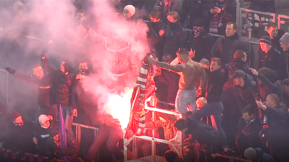 Vålerenga-fansen brenner flagg