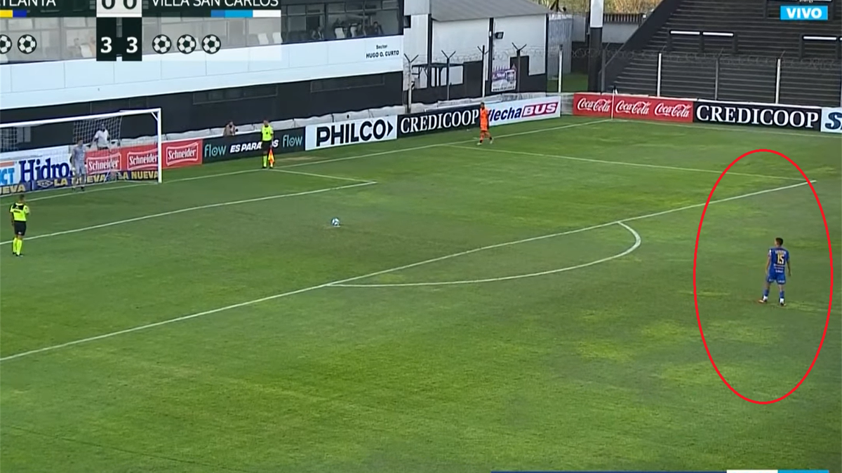 Așa arată unul dintre cele mai bizare penalty-uri din lumea fotbalului: elan de 15 metri