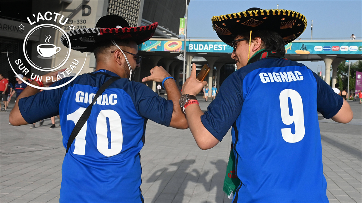 Actu sur un plateau - Des supporters français avec un sombrero et un maillot floqué "Gignac" avant un match de l'Euro 2016