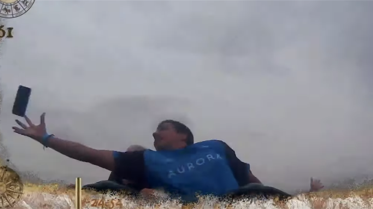 Deportista coge un móvil en una montaña rusa