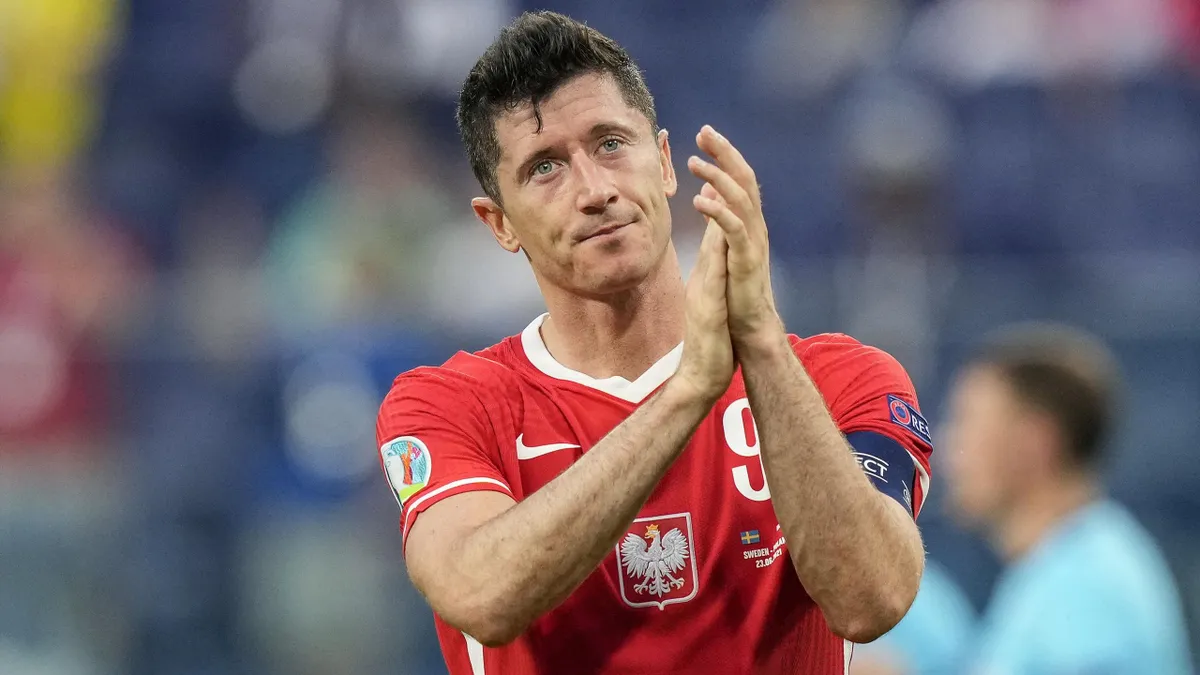 Robert Lewandowski Equals Gerd Muller S 40 Goal Record With Strike Against Sc Freiburg Eurosport