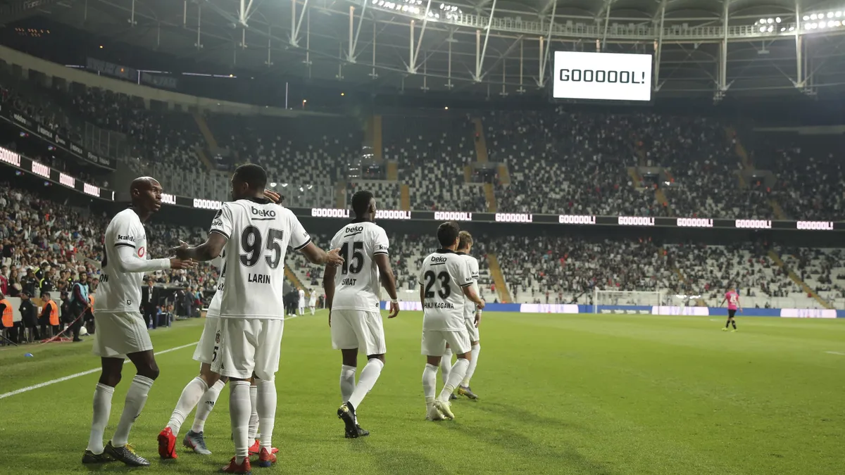 kurivshij tureckij malchik na igre