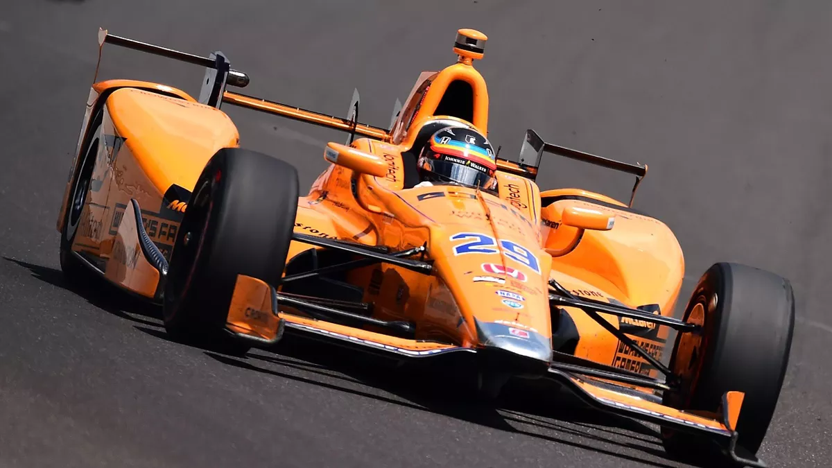 Fernando Alonso en un IndyCar en las 500 Millas de Indianápolis