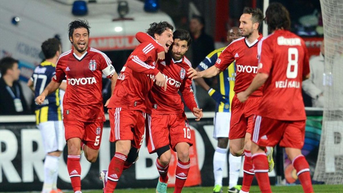 Super Lig Besiktas Fenerbahce Yi Son Dakika Goluyle Yendi Super Lig 2012 2013 Futbol Eurosport