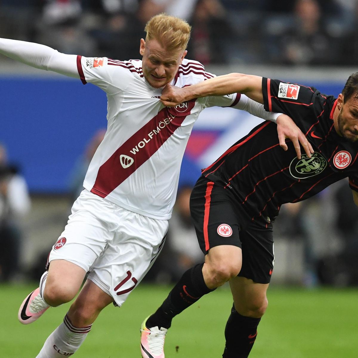 Eintracht Frankfurt SGE Pin Relegation Nürnberg 2016 weiß-schwarz Maße 35x25mm