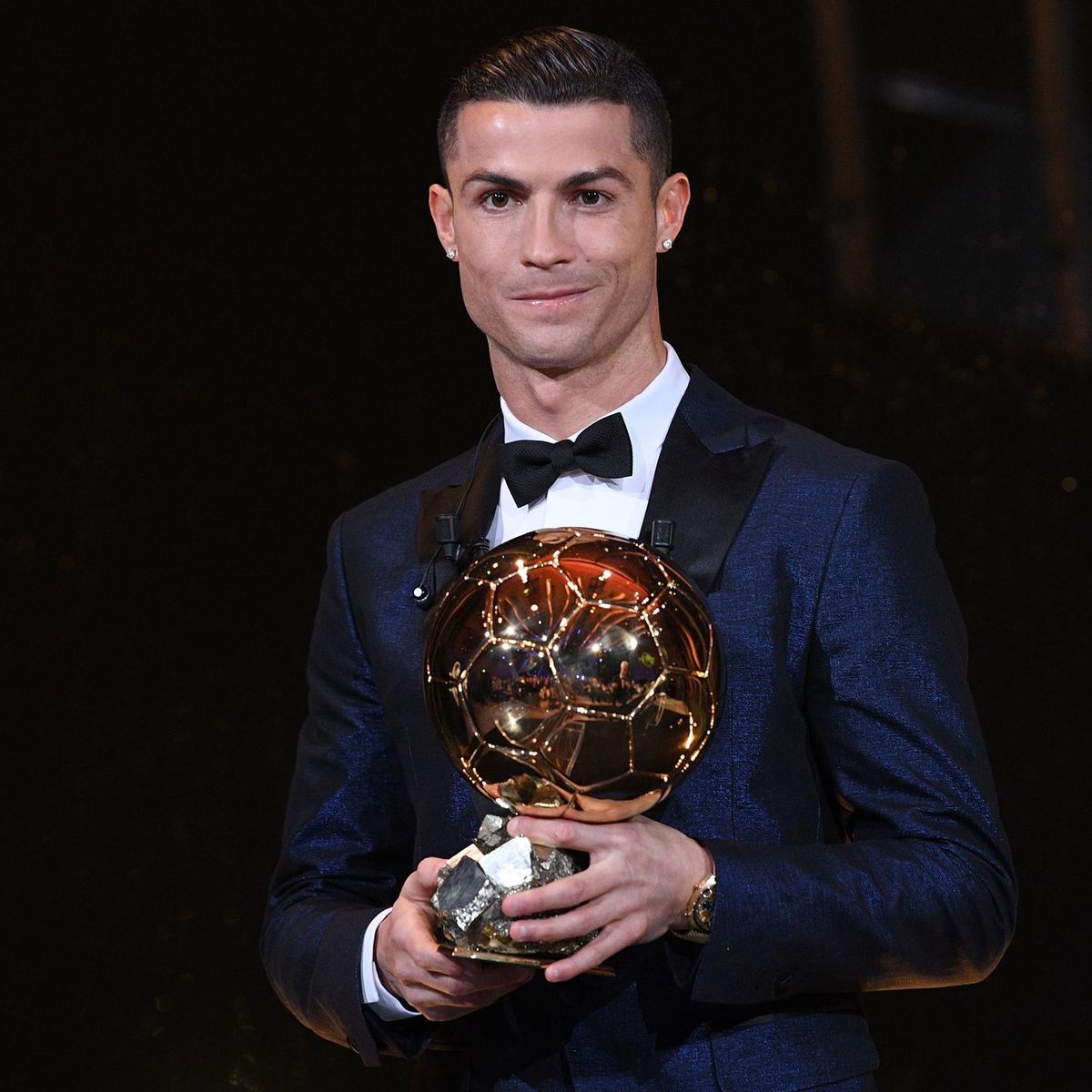 Cristiano Ronaldo Decroche Son 5e Ballon D Or Eurosport [ 1200 x 1200 Pixel ]