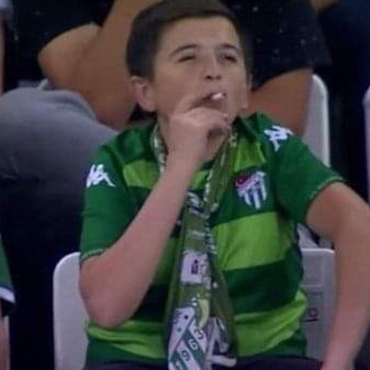 kurivshij tureckij malchik na igre