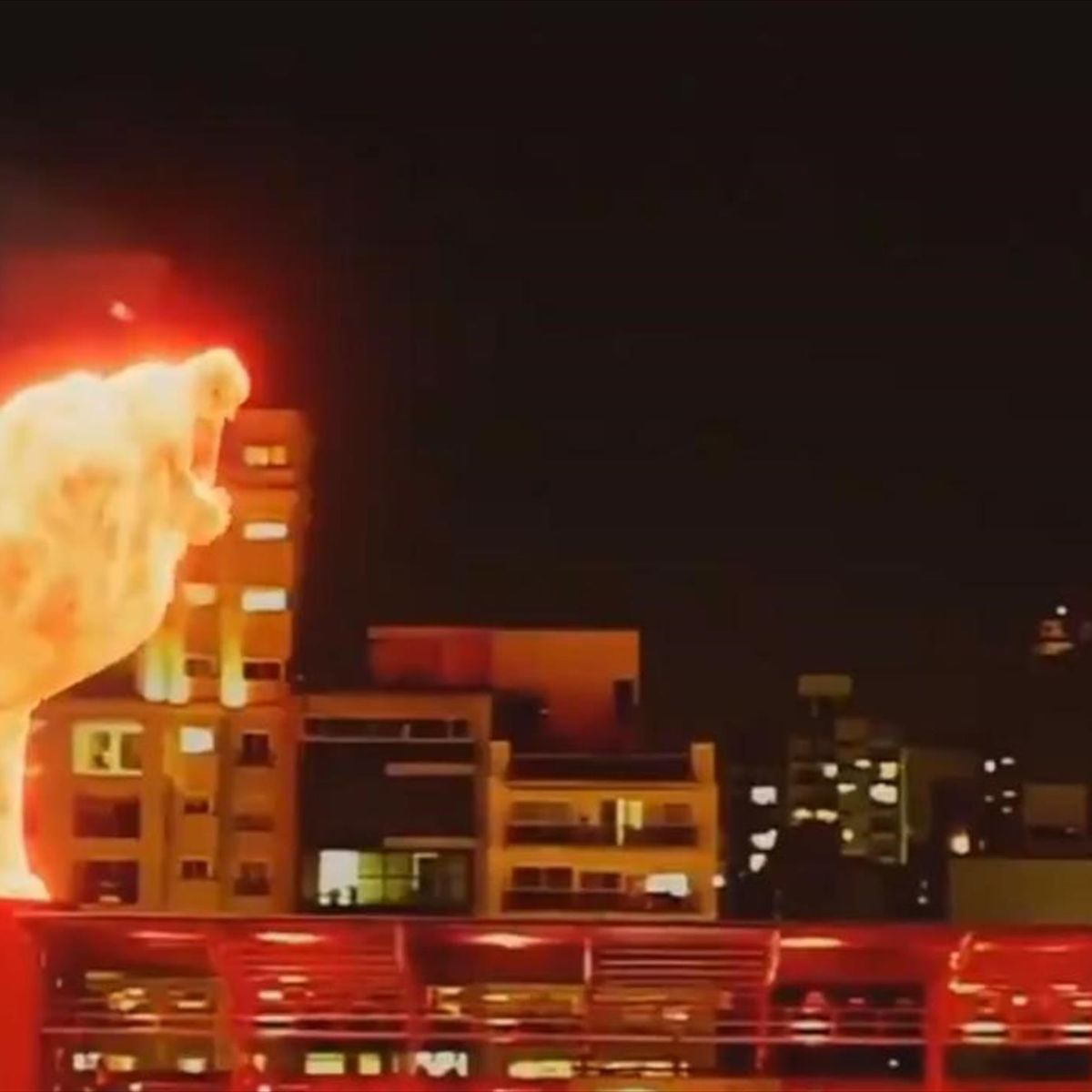 ogromnyj ognennyj lev progulyalsya po