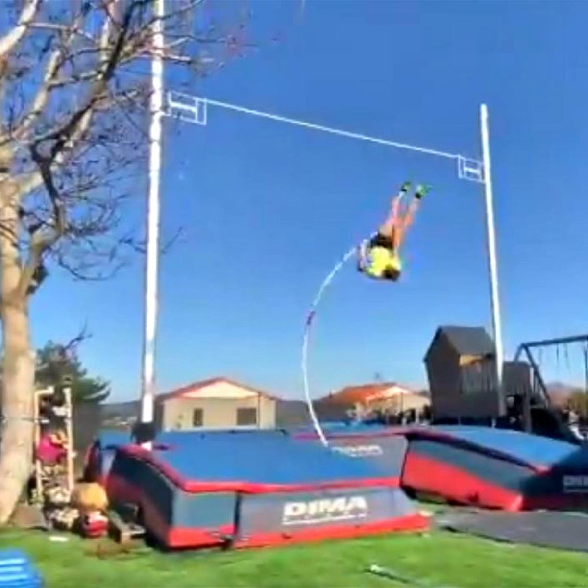 Video Saut A La Perche Confine Renaud Lavillenie Franchit 5m61 Dans Son Jardin Eurosport