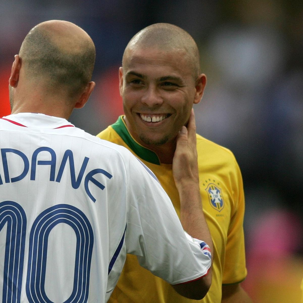 Tu Es Le Meilleur Joueur Avec Qui J Ai Joue Ronaldo Encense Zidane Pour Son Anniversaire Eurosport