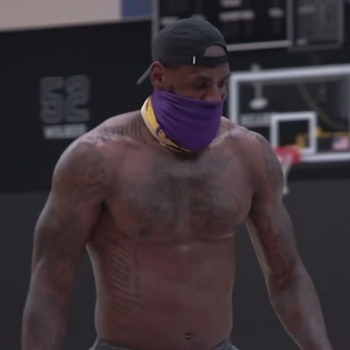 Senza maglietta, ma con la mascherina: l'allenamento di LeBron James per il  ritorno della NBA - Basket video - Eurosport