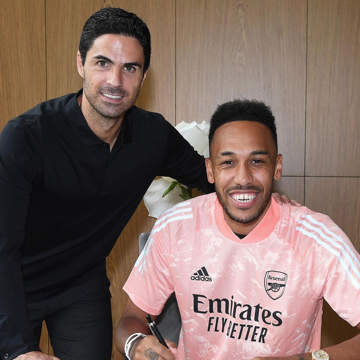 pierre emerick aubameyang signs new
