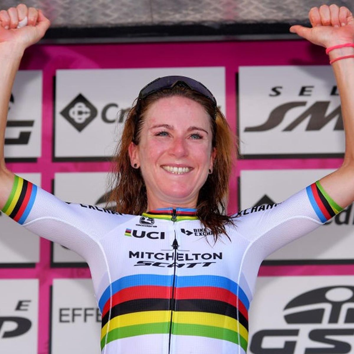 Annemiek Van Vleuten Battles Past Wrist Fracture To Compete In World Championships Eurosport Van vleuten was taken to the hospital after. annemiek van vleuten battles past wrist