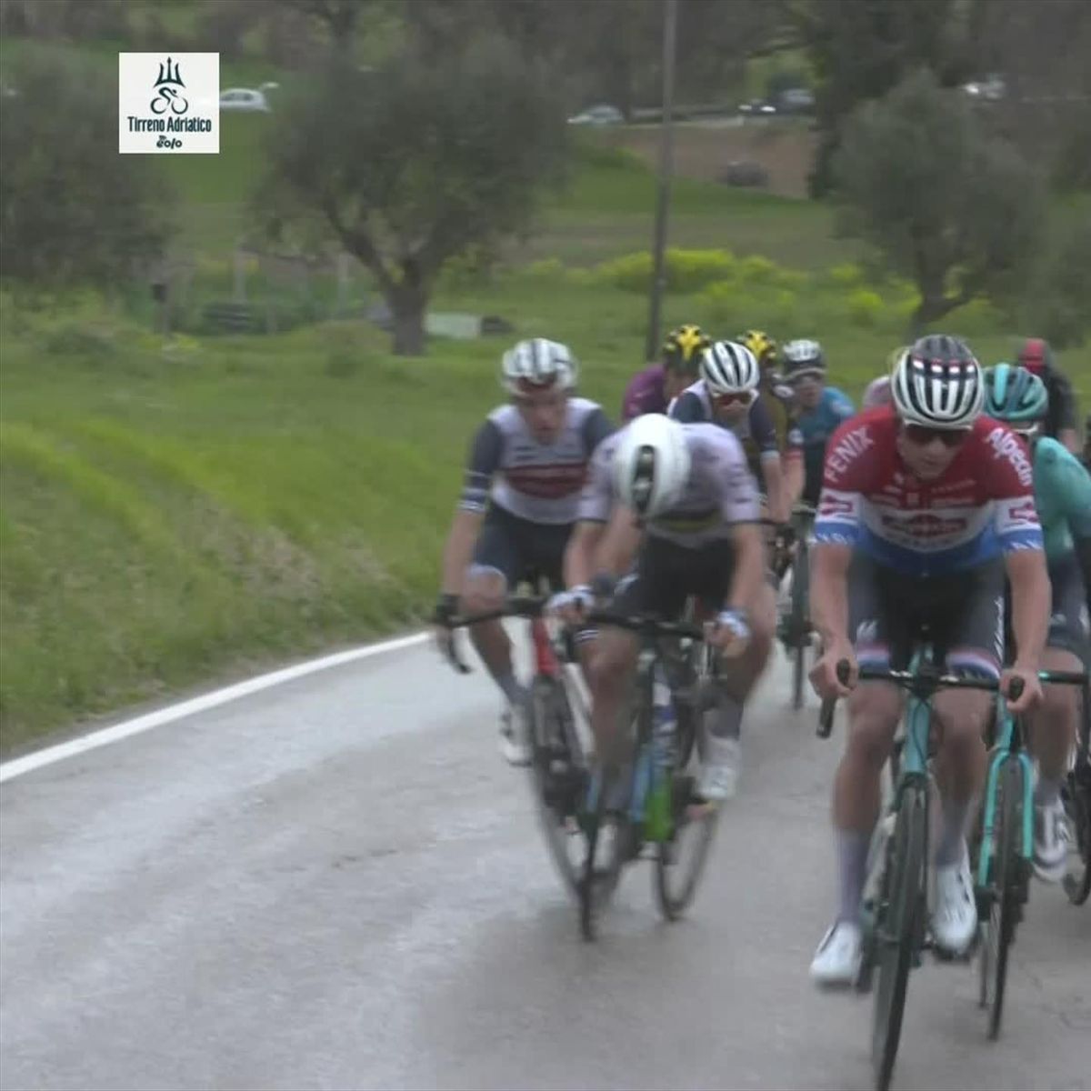 Tirreno-Adriatico 2021 Mathieu van der Poel attacks early, Julian Alaphilippe loses chain - Cycling video