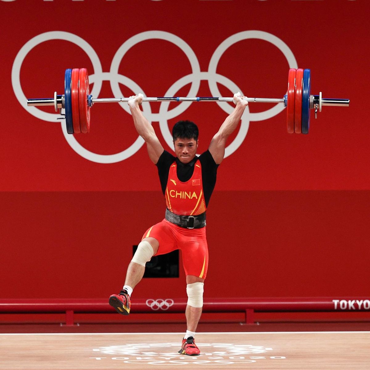 Olympia 2021 Gewichtheber Li Fabin balanciert bei seinem Versuch auf einem Bein - Gewichtheben Video