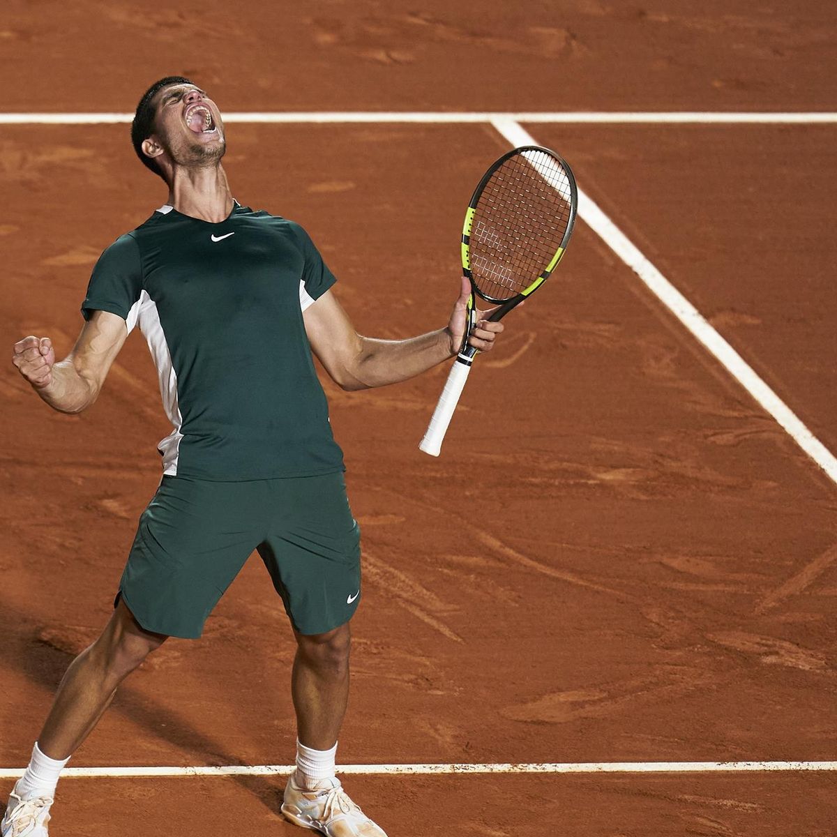 ATP Barcelona Carlos Alcaraz überragt und zwingt topgesetzten Stefanos Tsitsipas in die Knie - Tennis Video