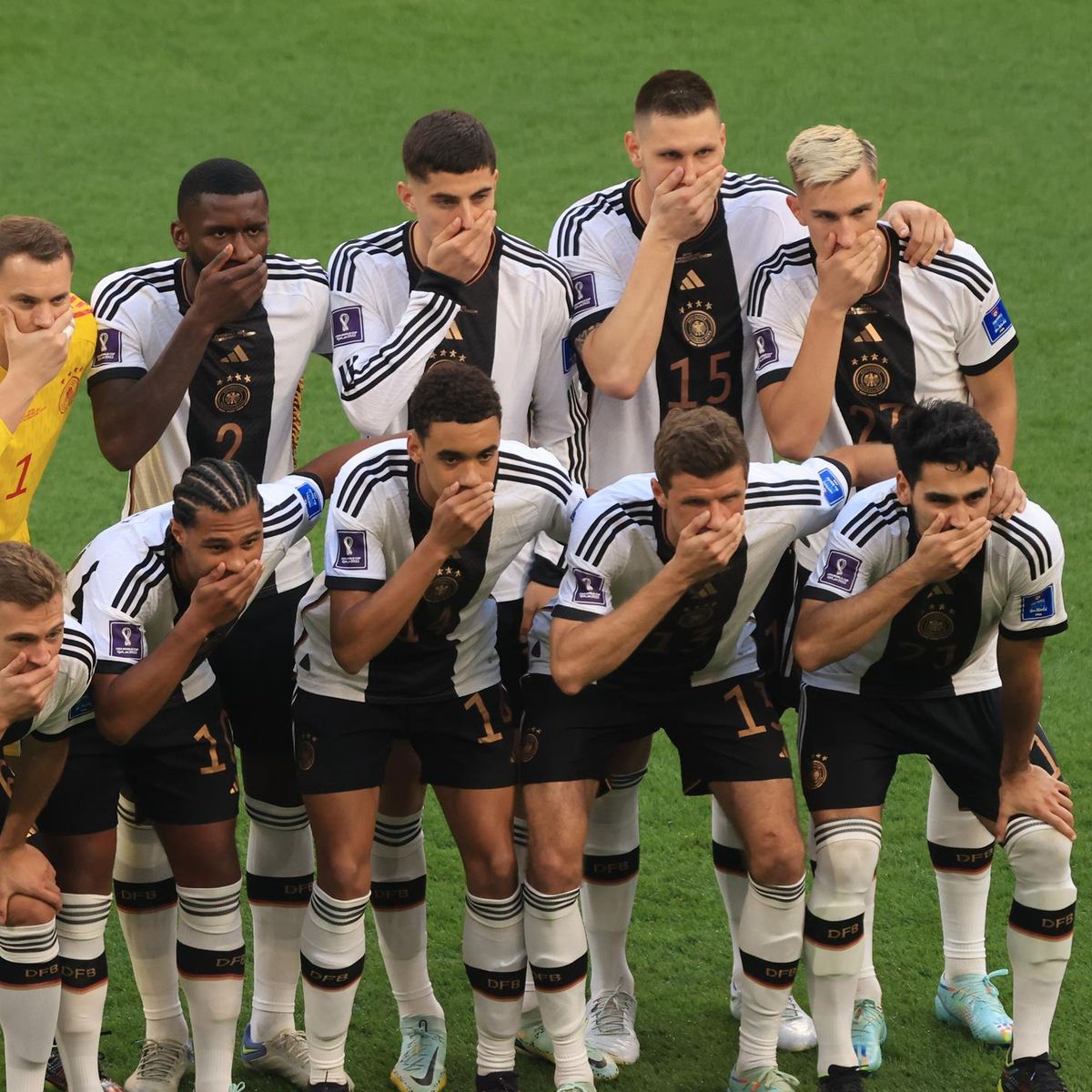 recibo Pareja Aburrido Alemania protestó tapándose la boca al no poder usar el brazalete arcoíris  de 'One Love' que no lució Neuer - Eurosport