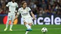 El centrocampista croata del Real Madrid, Luka Modric, patea el balón durante el partido de fútbol del Grupo F de la primera ronda de la UEFA Champions League, día 6, entre el Real Madrid CF y el Celtic FC en el estadio Santiago Bernabeu de Madrid el 2 de noviembre de 2022.