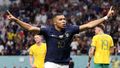 Kylian Mbappe de Francia celebra después de anotar el tercer gol de su equipo superando a Harry Souttar de Australia durante el partido del Grupo D de la Copa Mundial de la FIFA Qatar 2022 entre Francia y Australia en el Estadio Al Janoub el 22 de noviembre de 2022 en Al Wakrah, Qatar.